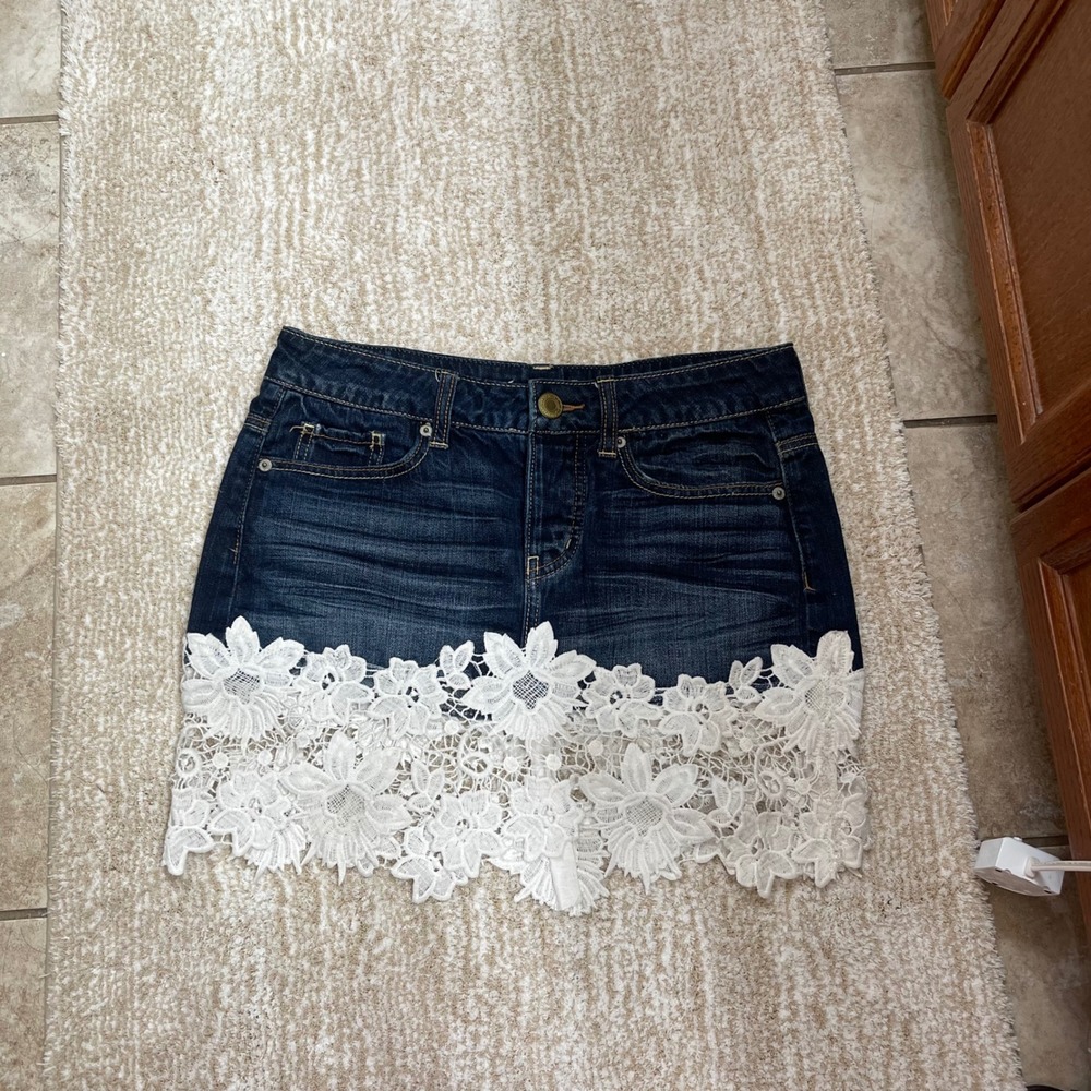American Eagle Dark Wash Denim Mini Skirt White Floral Crochet Lace Hem Womens 2 - Picture 7 of 7